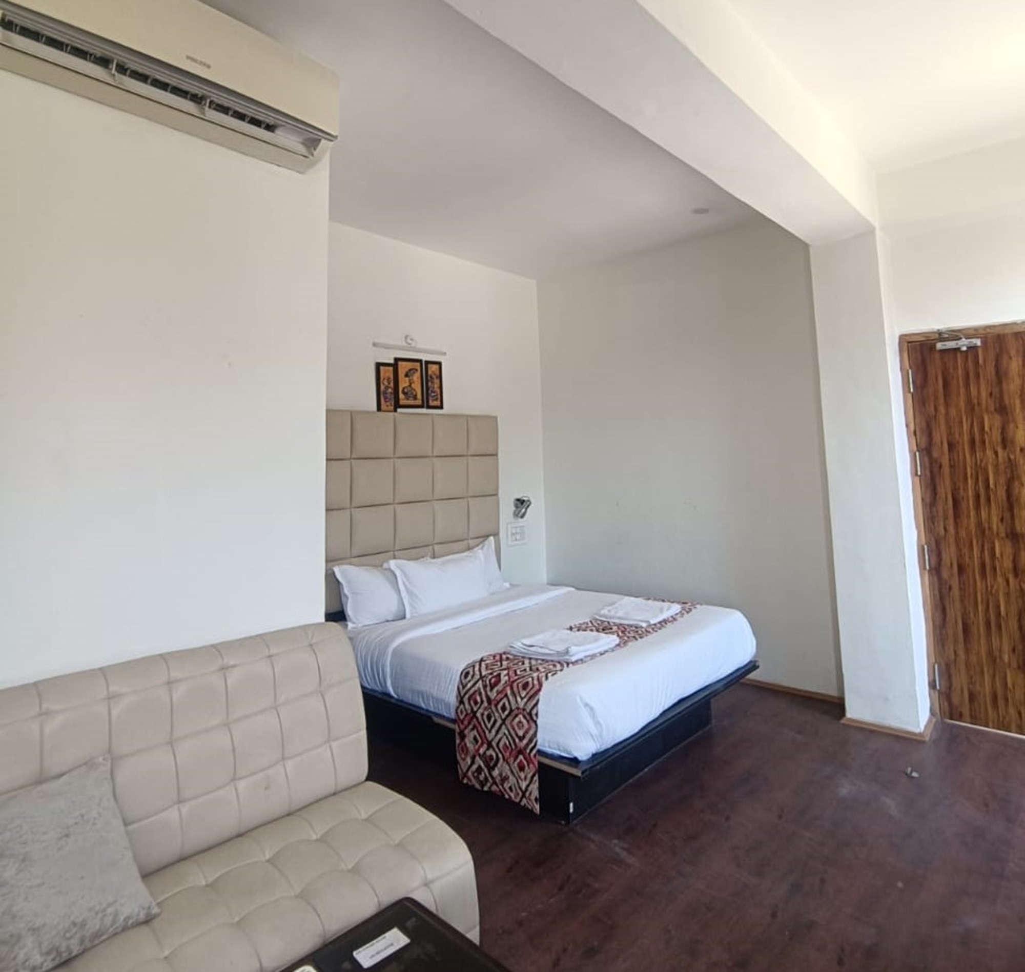 Gezellig Inn - Hotel Oasis Manali - Tap to explore photos