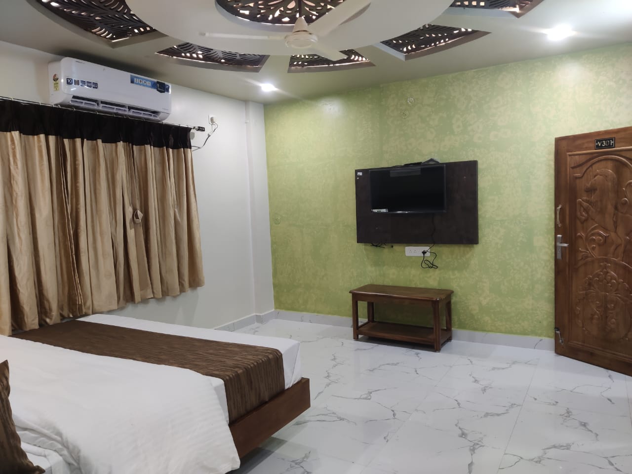 VEDHASYA RESIDENCY LODGE - Tap to explore photos