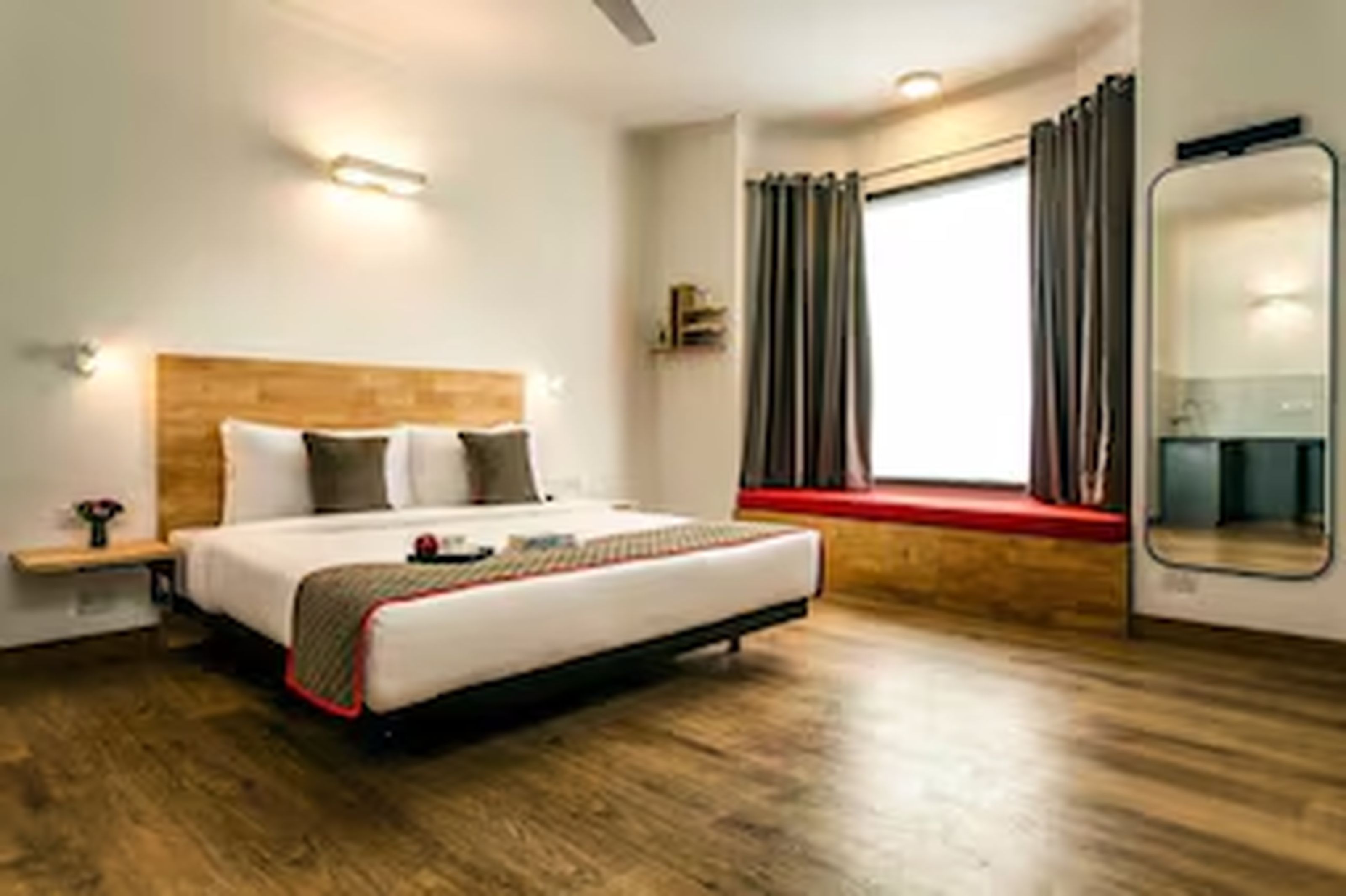 POP 83596E Hotel Crystal Inn - Tap to explore photos