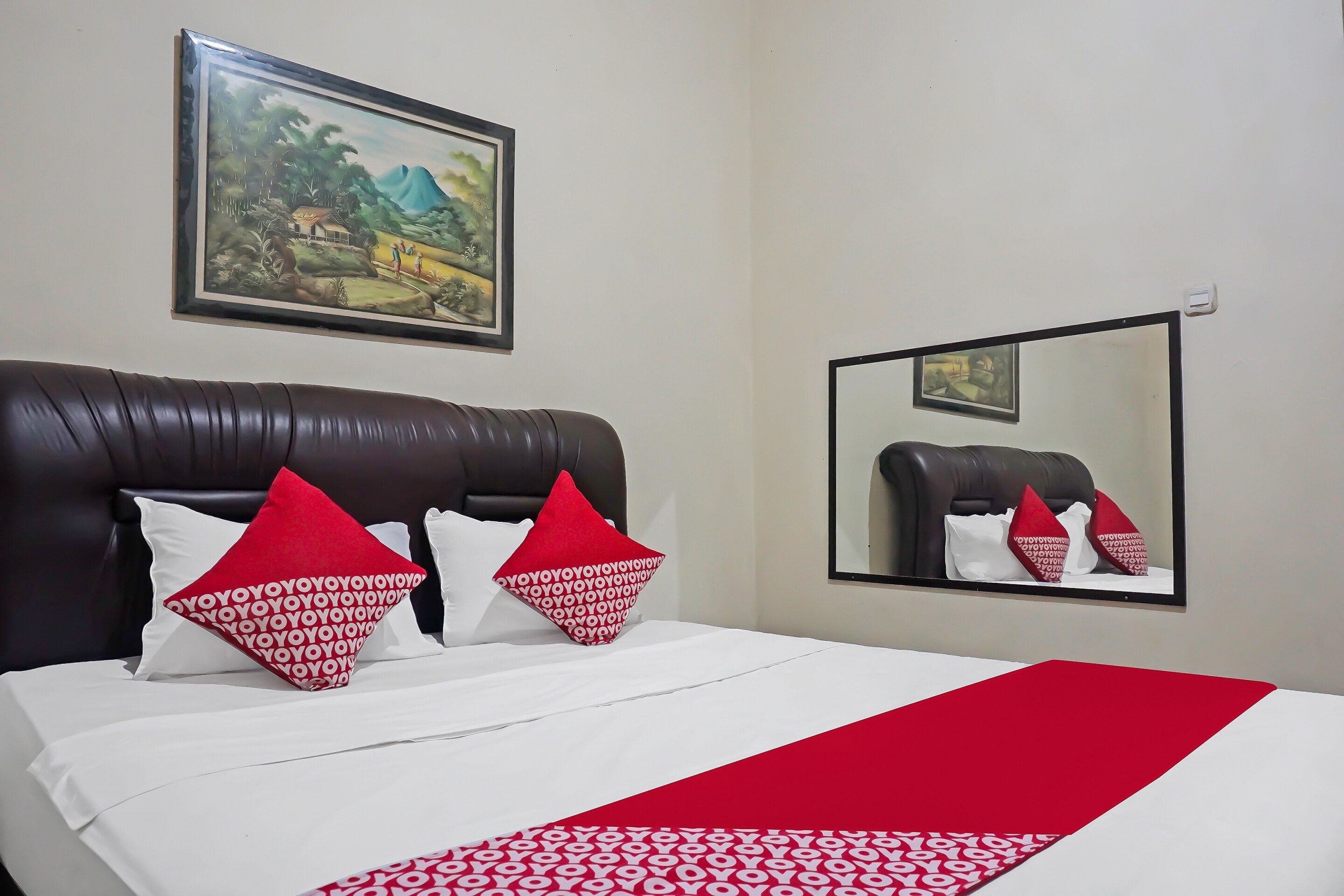 Super OYO 92134 Bogor Guest House - Tap to explore photos