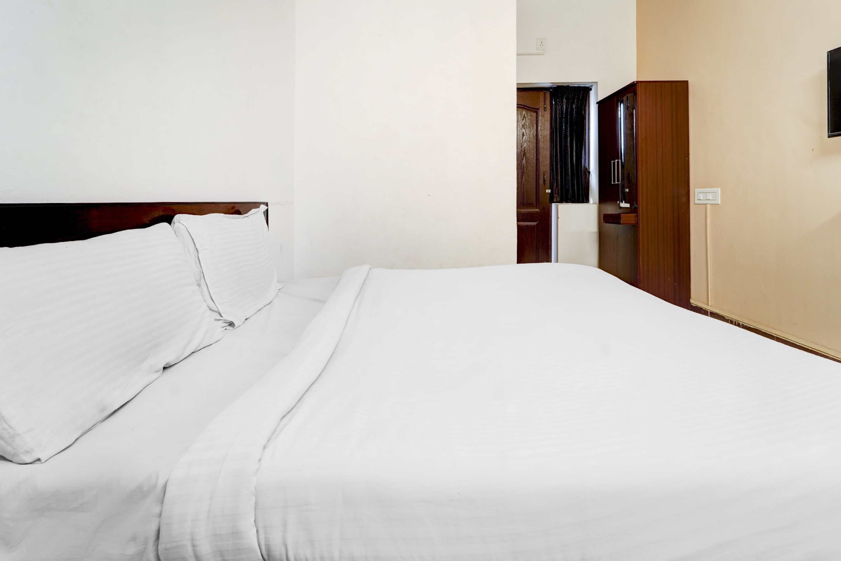 Hotel O Coimbatore International Airport East Zone - Tap to explore photos