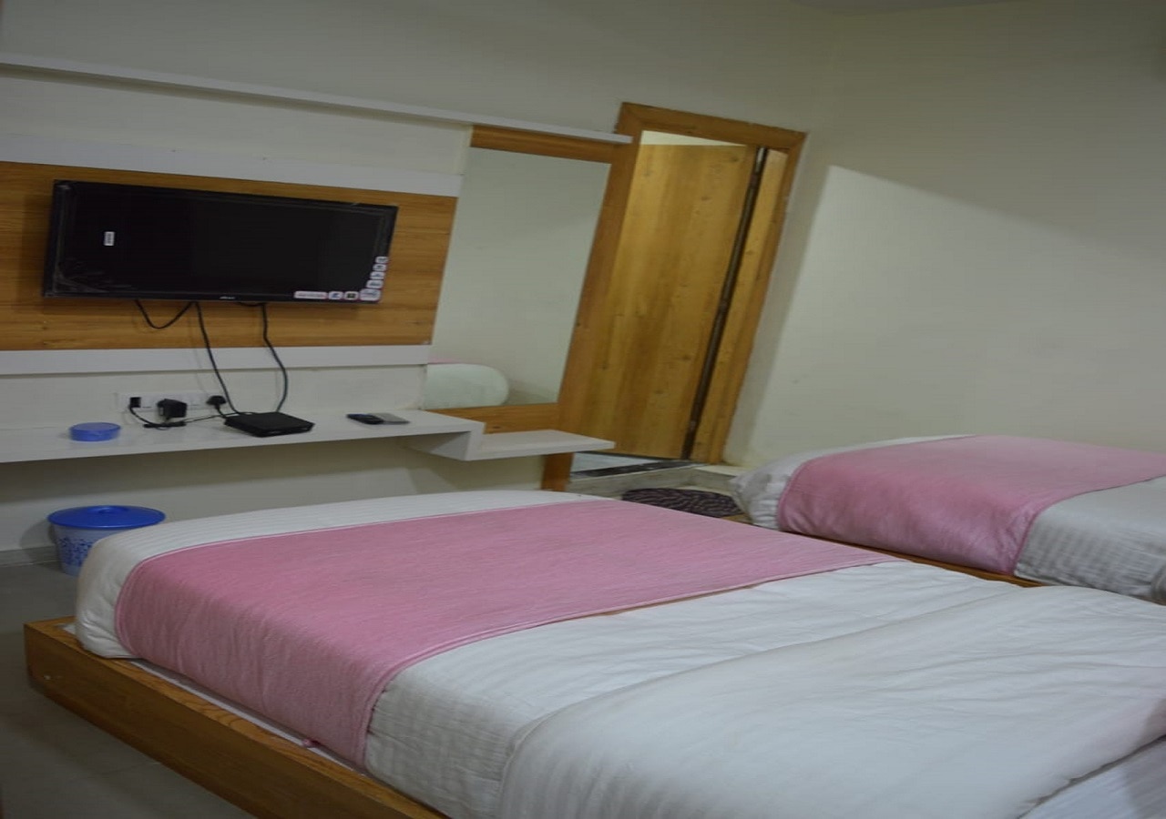 Hotel Maryland Rooms - Tap to explore photos
