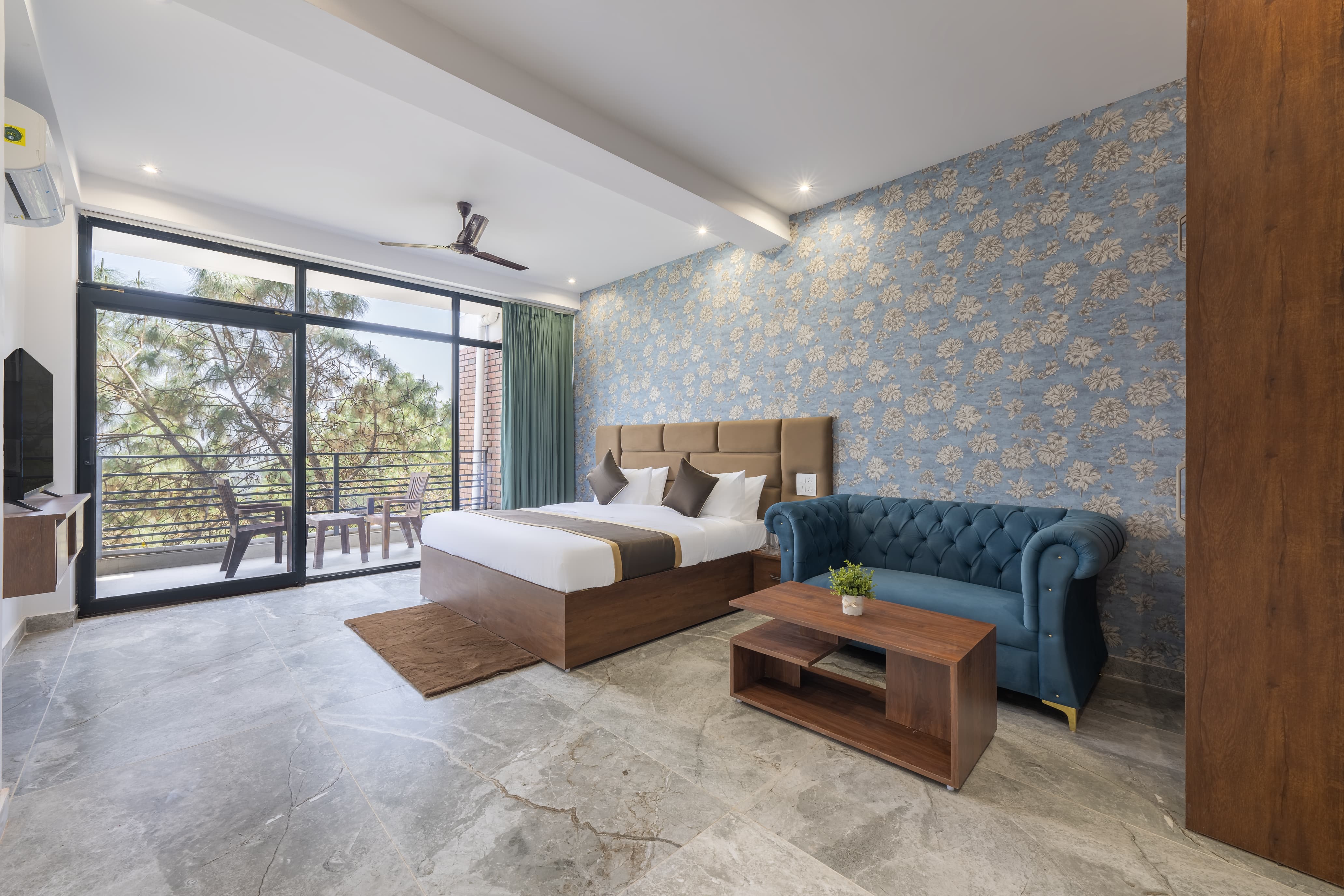 Kasauli Skyline I 2 BHK With Jacuzzi - Tap to explore photos