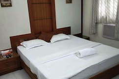 Gateway Apartment Near Shivajingar & Symbiosis College, Pune