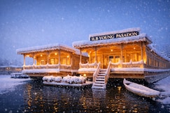 Young Pasadon Houseboat, Srinagar