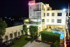 HOTEL PARTY HOUSE BY 100 BLU, Sagar