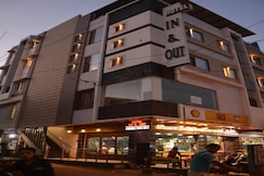 Hotel In and out, Guna