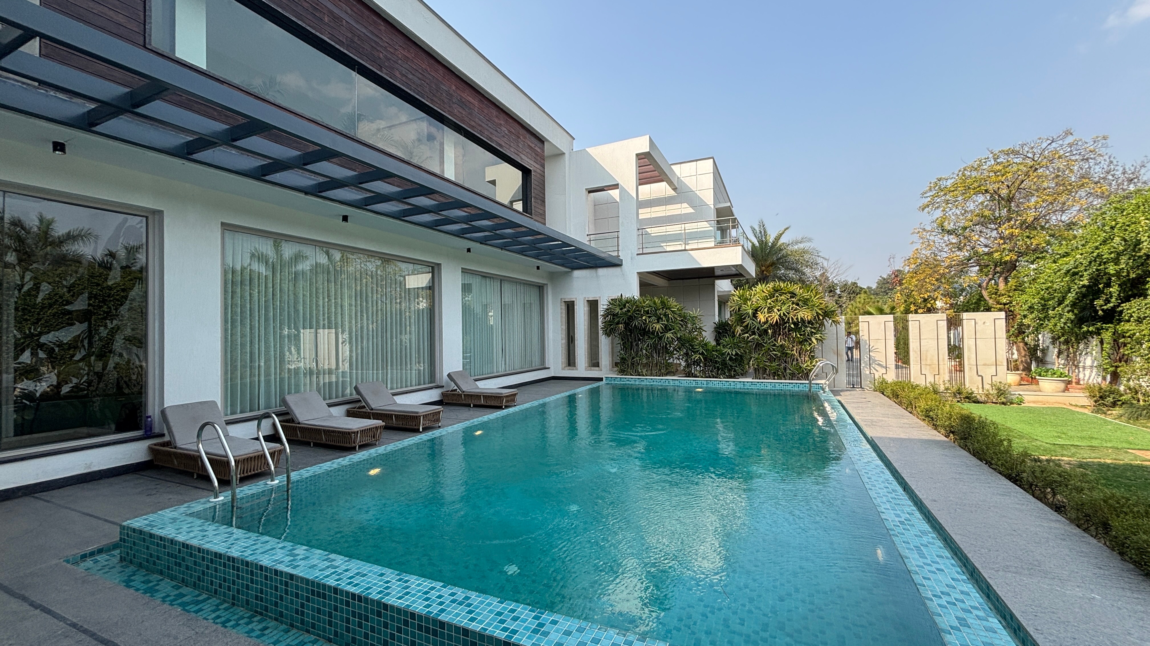 MR Farm Exquisite 5BHK Luxury Farm with Pool - Tap to explore photos