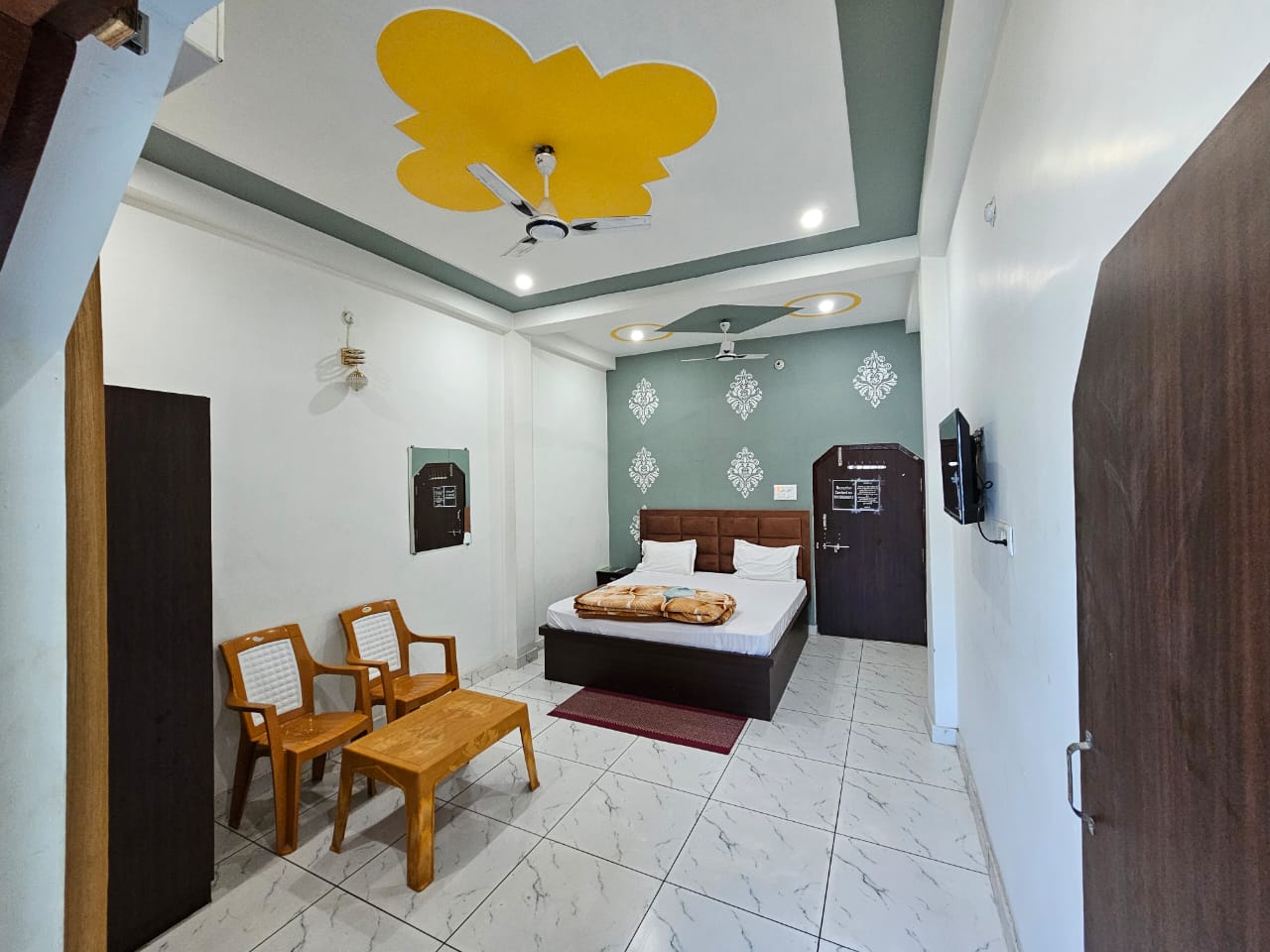 Hotel Vinayak - Tap to explore photos