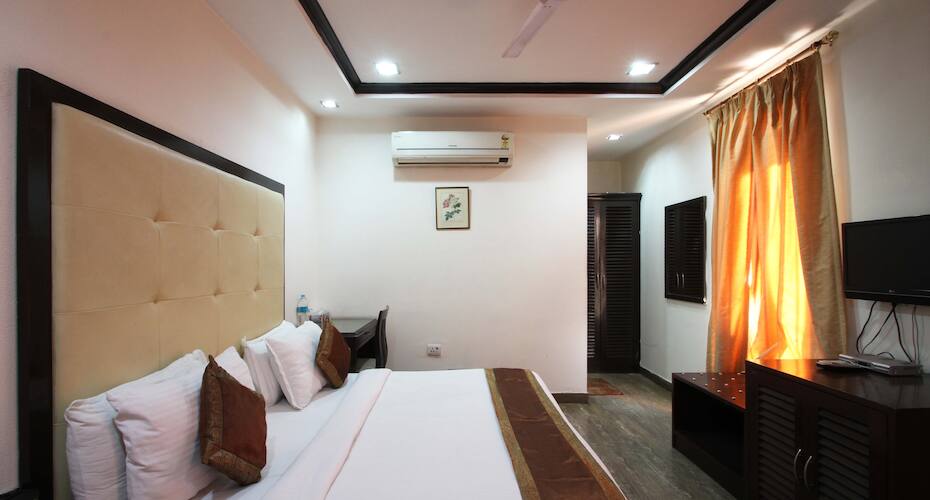 Hotel Veer Palace - Near Bhikaji Cama Palace - Tap to explore photos