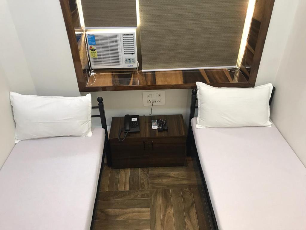 Twin bed Room with shared bathroom 1