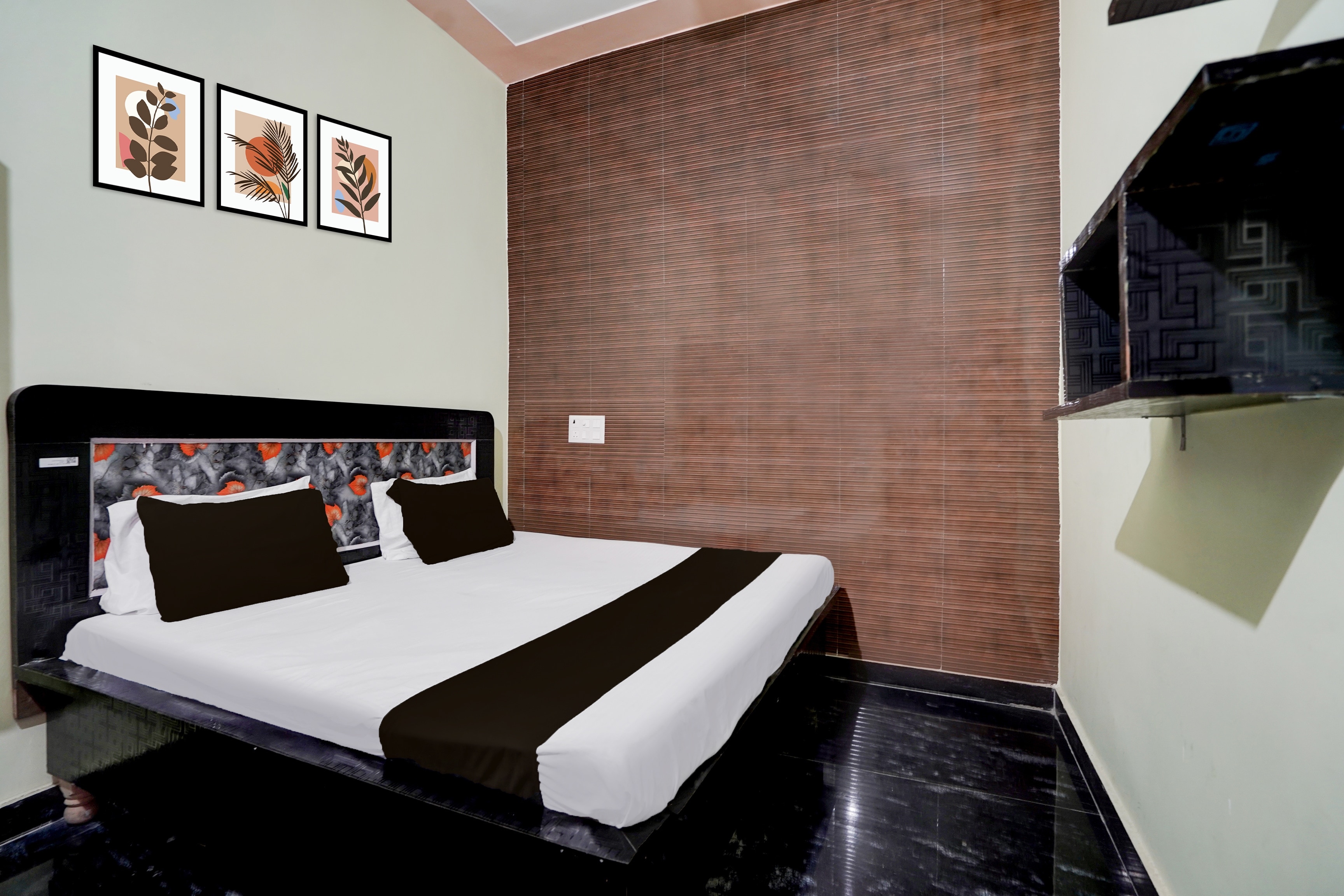 Hotel O Shree Thakur Ji Dham Guest House - Tap to explore photos