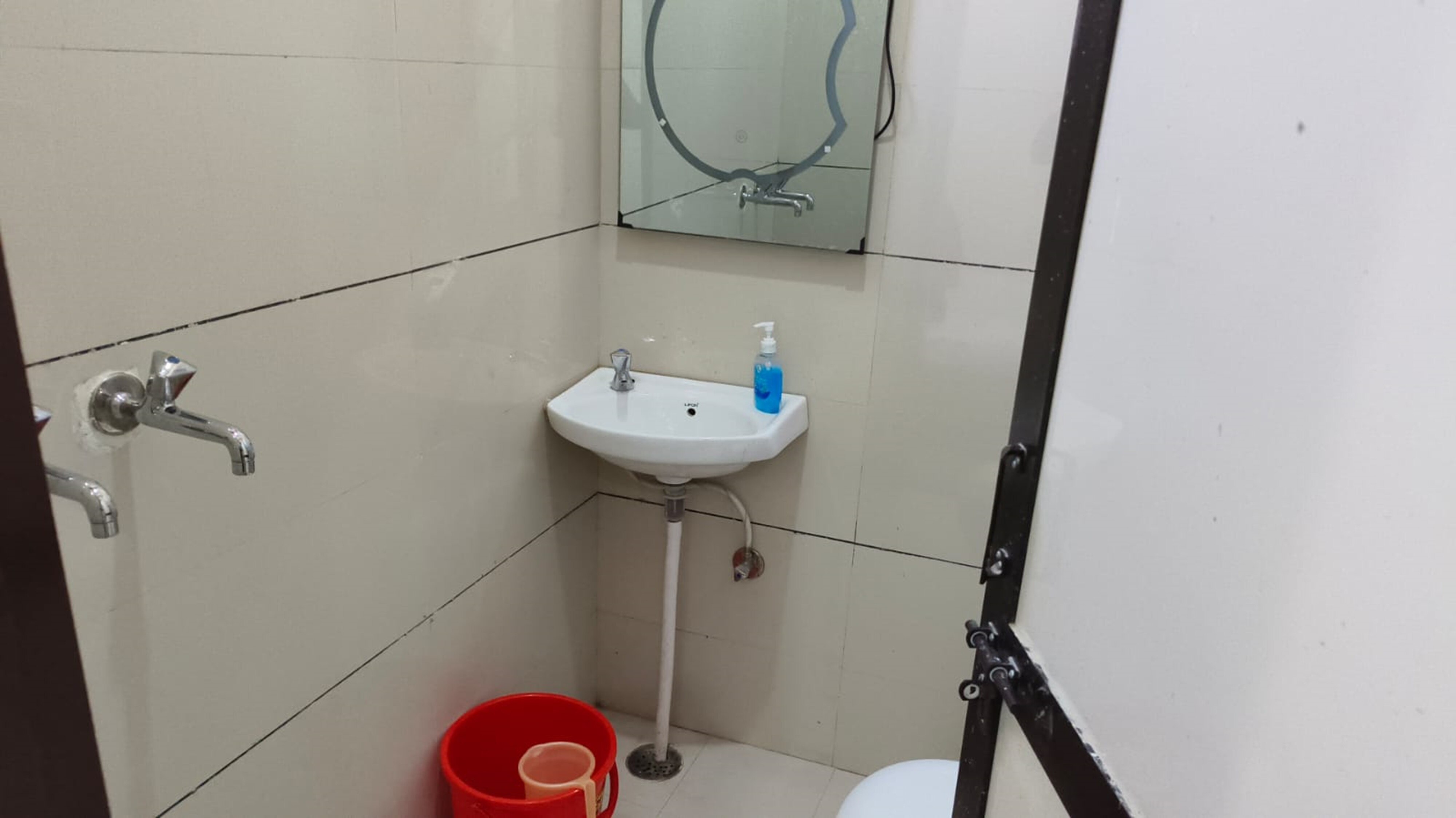 Hotel Pari Residency - Tap to explore photos