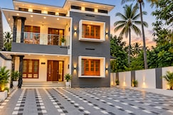 VAR Teak Haus AC 4BHK 10 min drive beach cliff, Varkala
