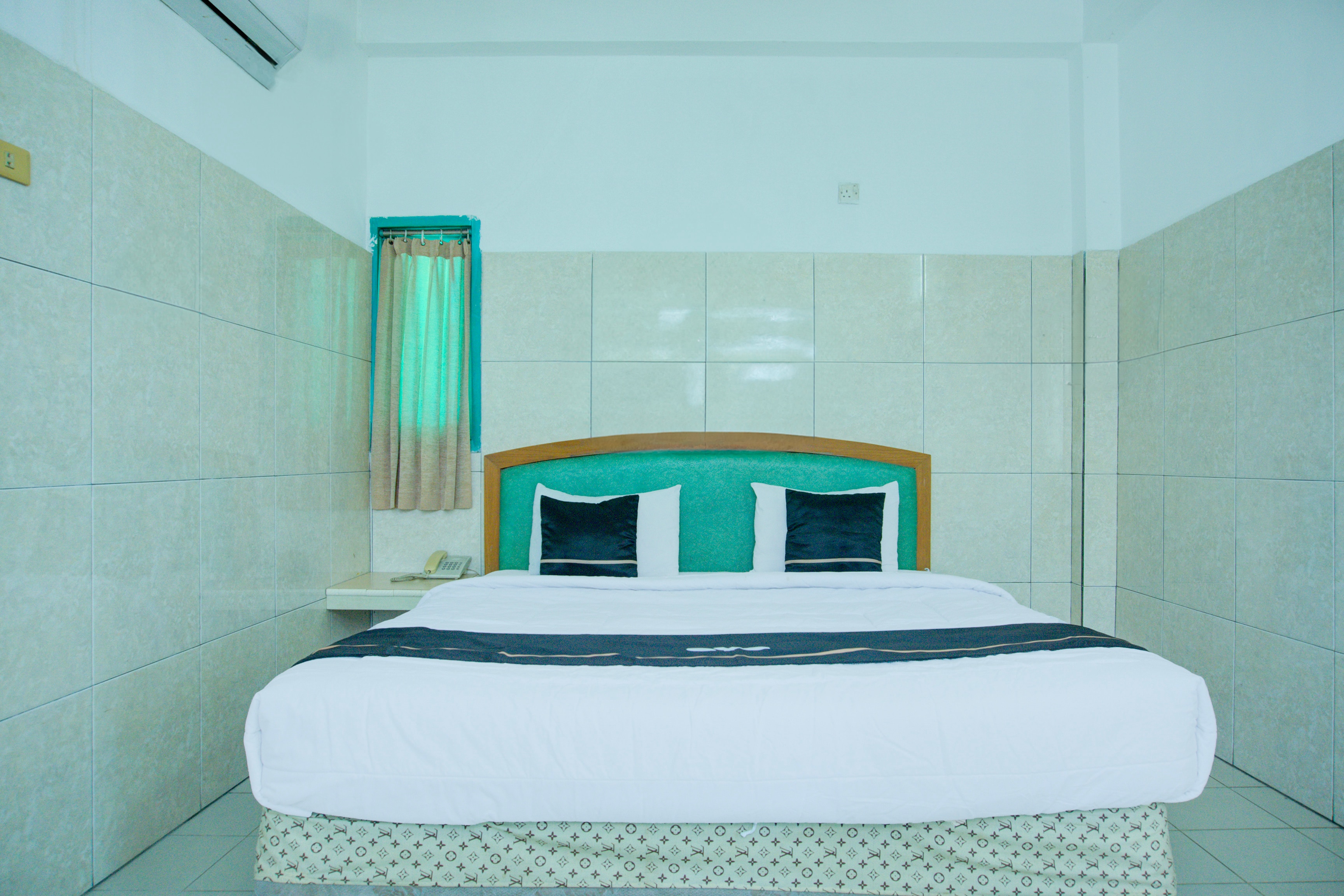 Townhouse Oak Palembang Near Jembatan Ampera Formerly Azzura Hotel - Tap to explore photos