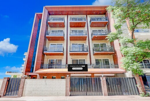 Super Townhouse Oak Sector 39 Medanta