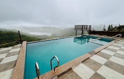Paramount Holiday Home With Dam View