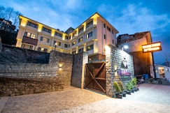 Rock Manali By Vivaan (Centrally heated River side Resort), Manali