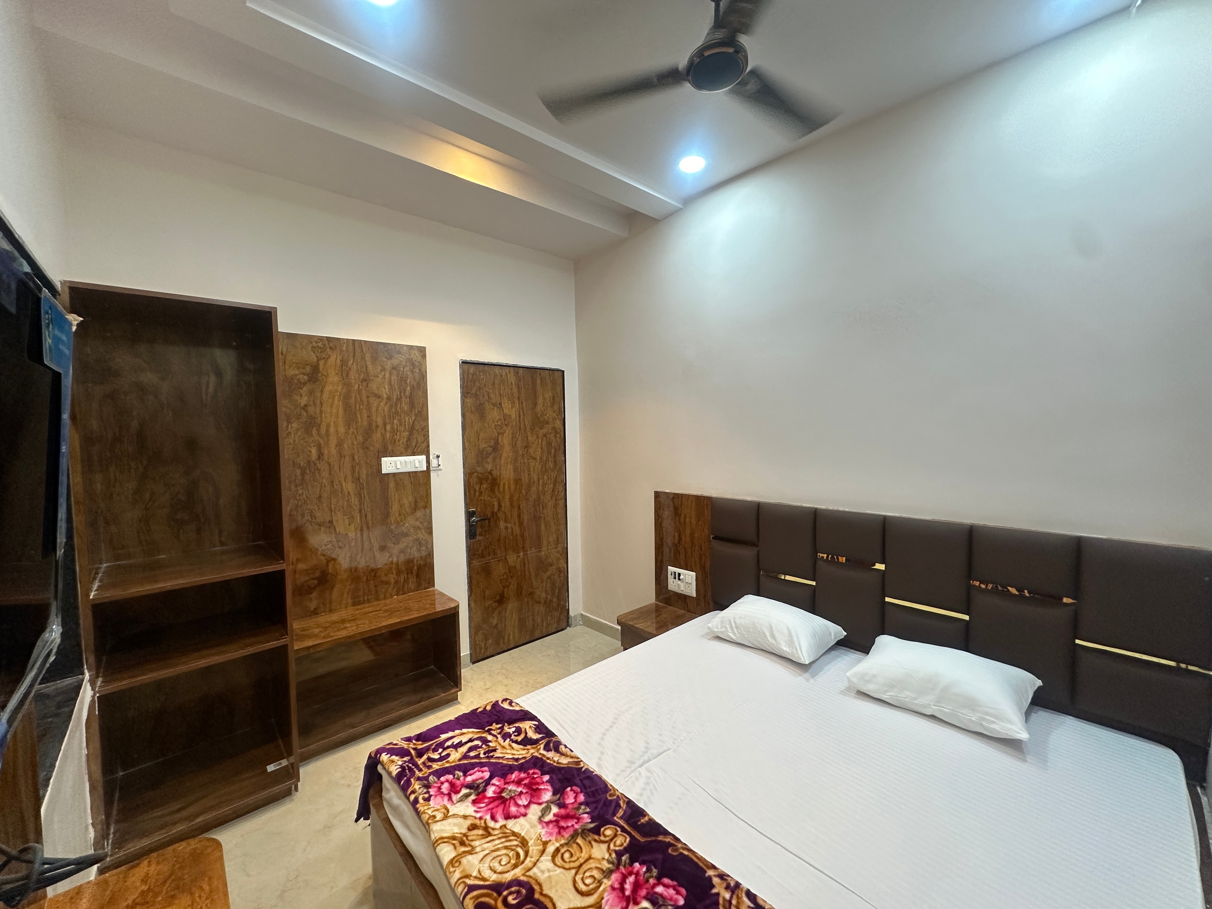 Radhe Krishna Home stay - Tap to explore photos