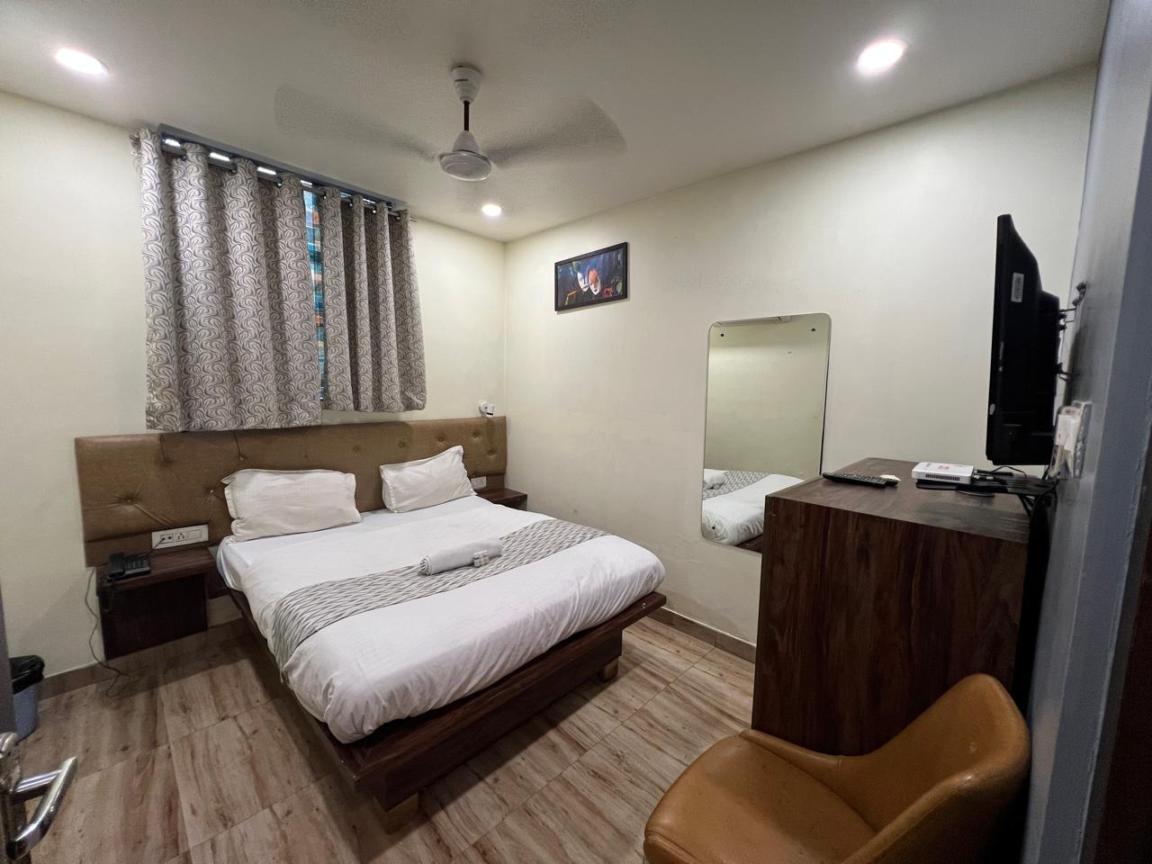 Hotel The Mall Inn by MNG Rooms - Tap to explore photos