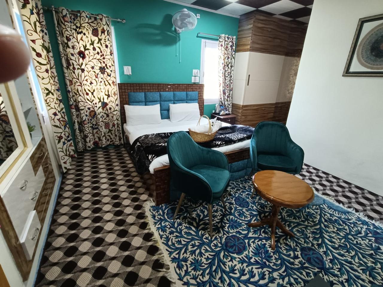 Leads Inn Narbal - Tap to explore photos
