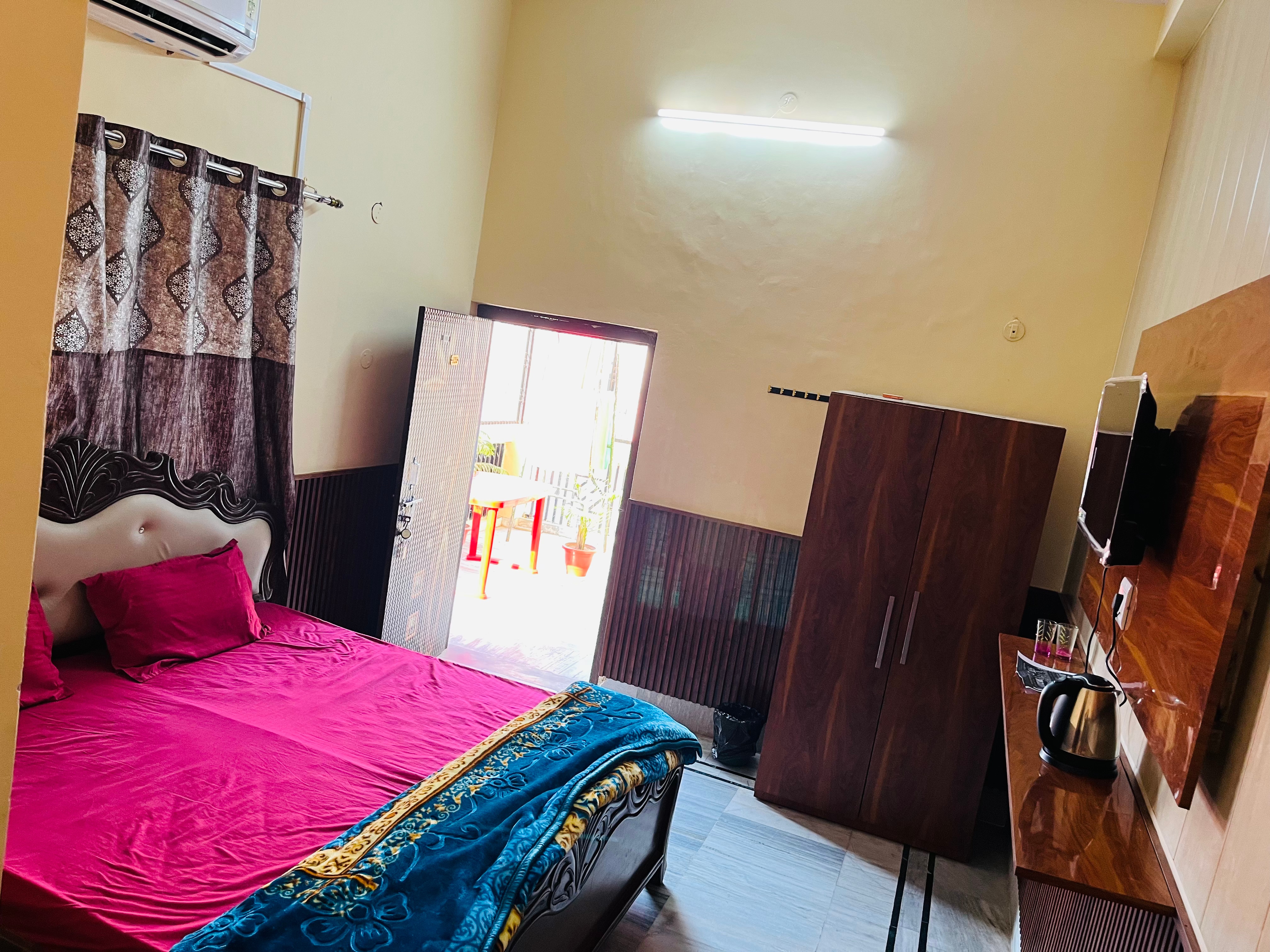 SHRI RADHA KRISHNA BHAWNAM RAGHUNANDAN HOME STAY - Tap to explore photos