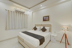 Alaya Stays Freesia | 3 BHK Apt With Gaming Zone Near Malls, Noida