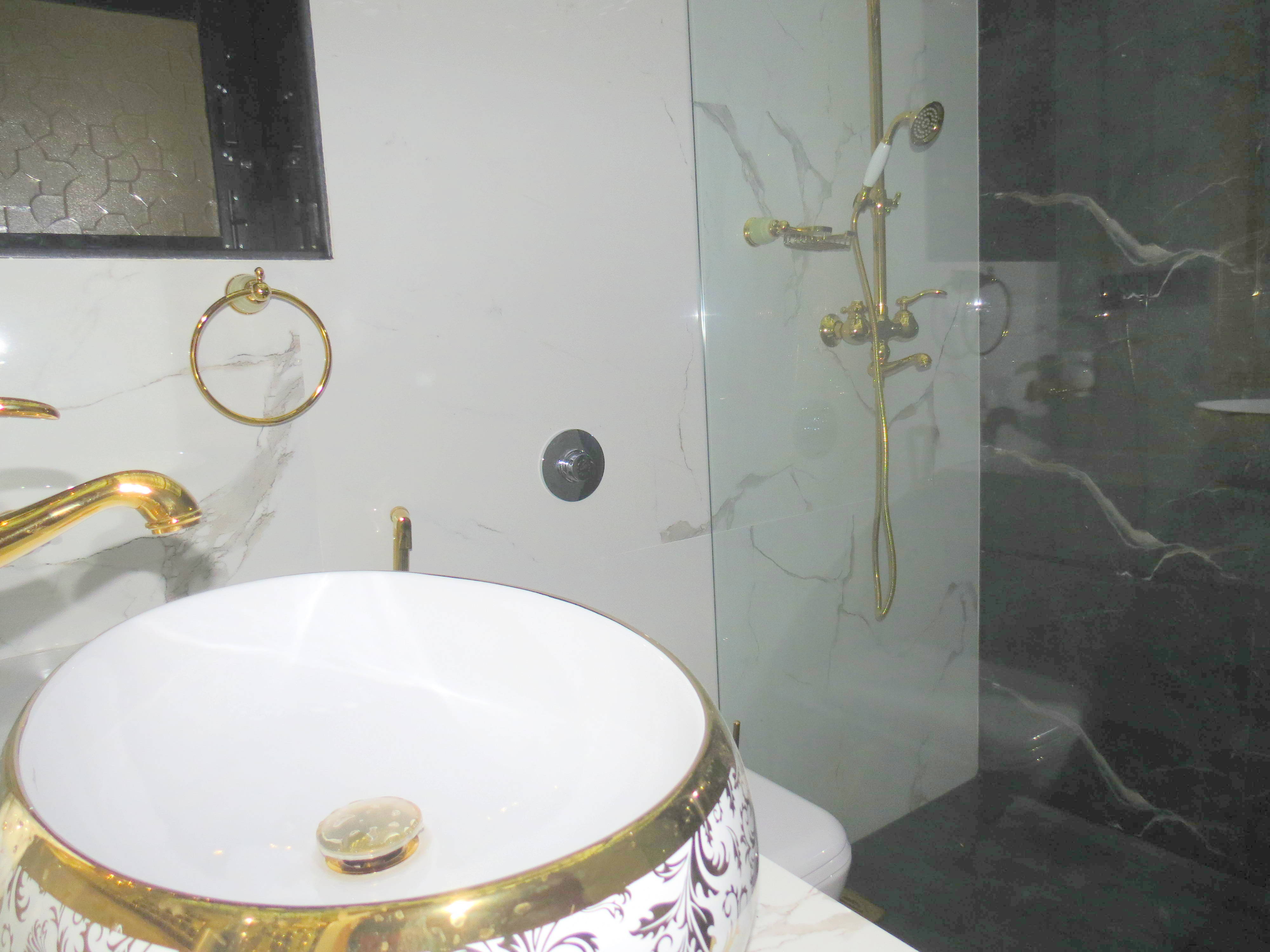 Spacious Luxurious Penthouse Apartment Sleeps 7 & WiFi - Tap to explore photos