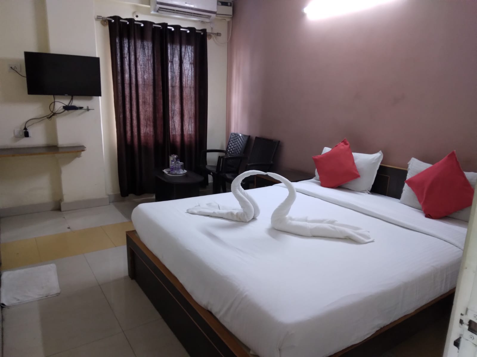 Hotel HSR Comforts - Tap to explore photos