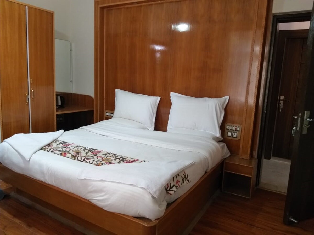 Hotel Pearl Continental Srinagar - Tap to explore photos