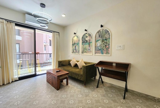 Urban Nomad Corner - 1BHK Near Candolim Beach with Pool, Kitchen, Parking & WiFi