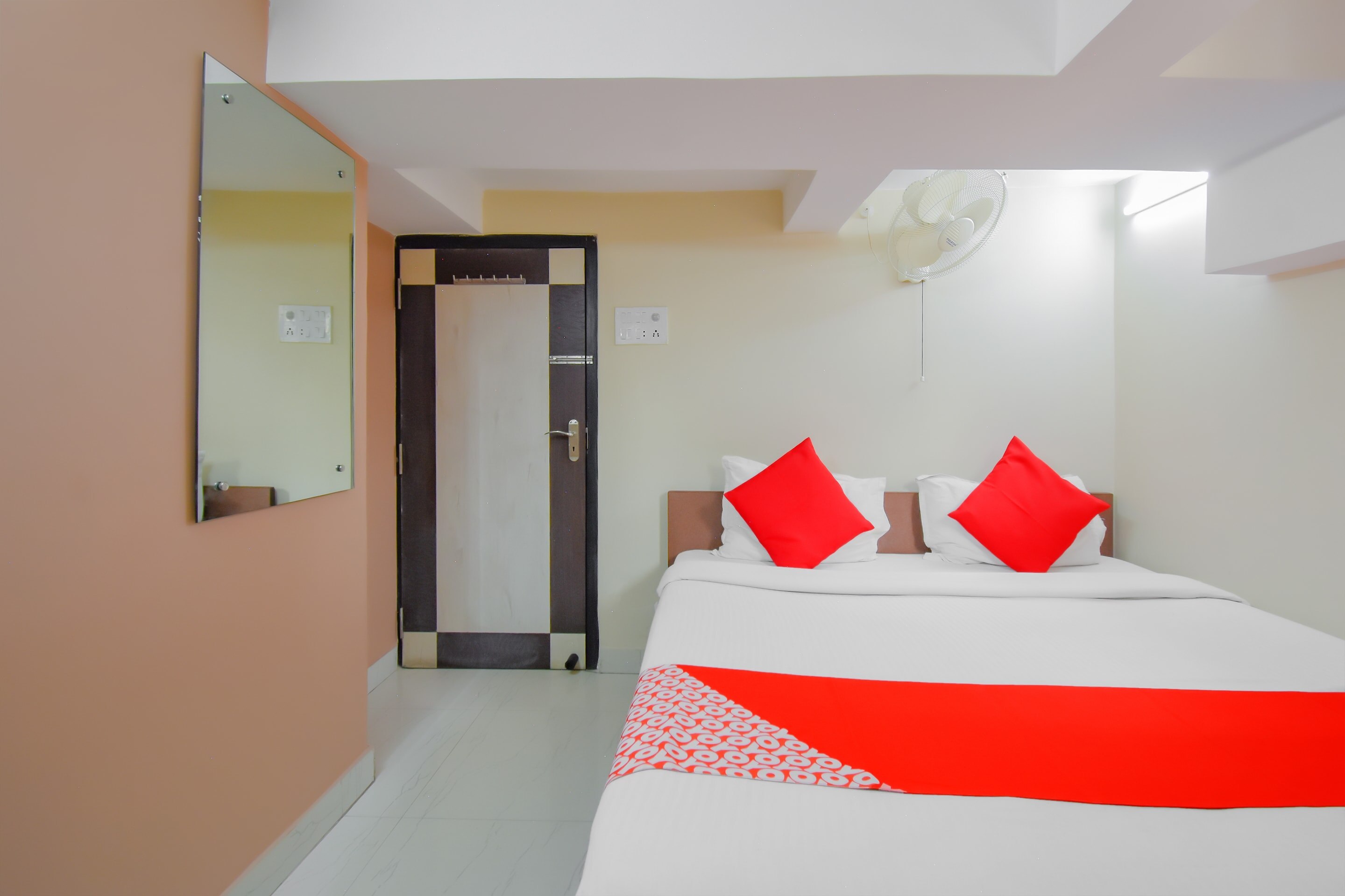 Hotel O Lindsay Inn Guest House - Tap to explore photos