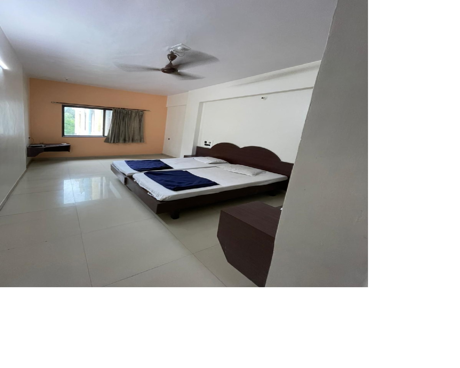 Hotel Avinash Inn - Tap to explore photos