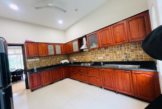 6BHK luxurious villa by StayALYF