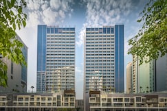 ELIVAAS Curated Modern Studio Near Dubai Mall, Walk to Dubai, Dubai
