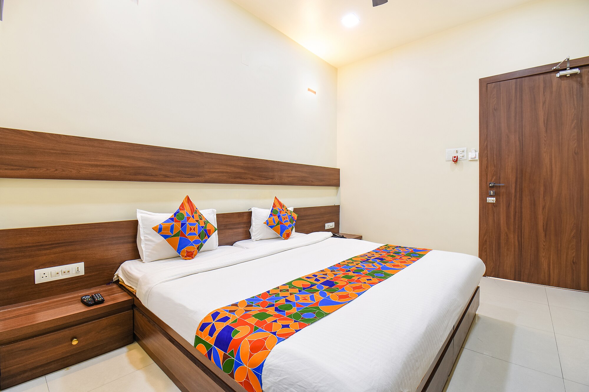 FabHotel Royal Suits - Nr. Mahadji Shinde Chhatri - Tap to explore photos