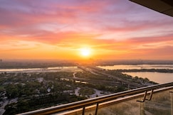 Leisure Stays Luxury Apartment on 22nd Floor, Noida