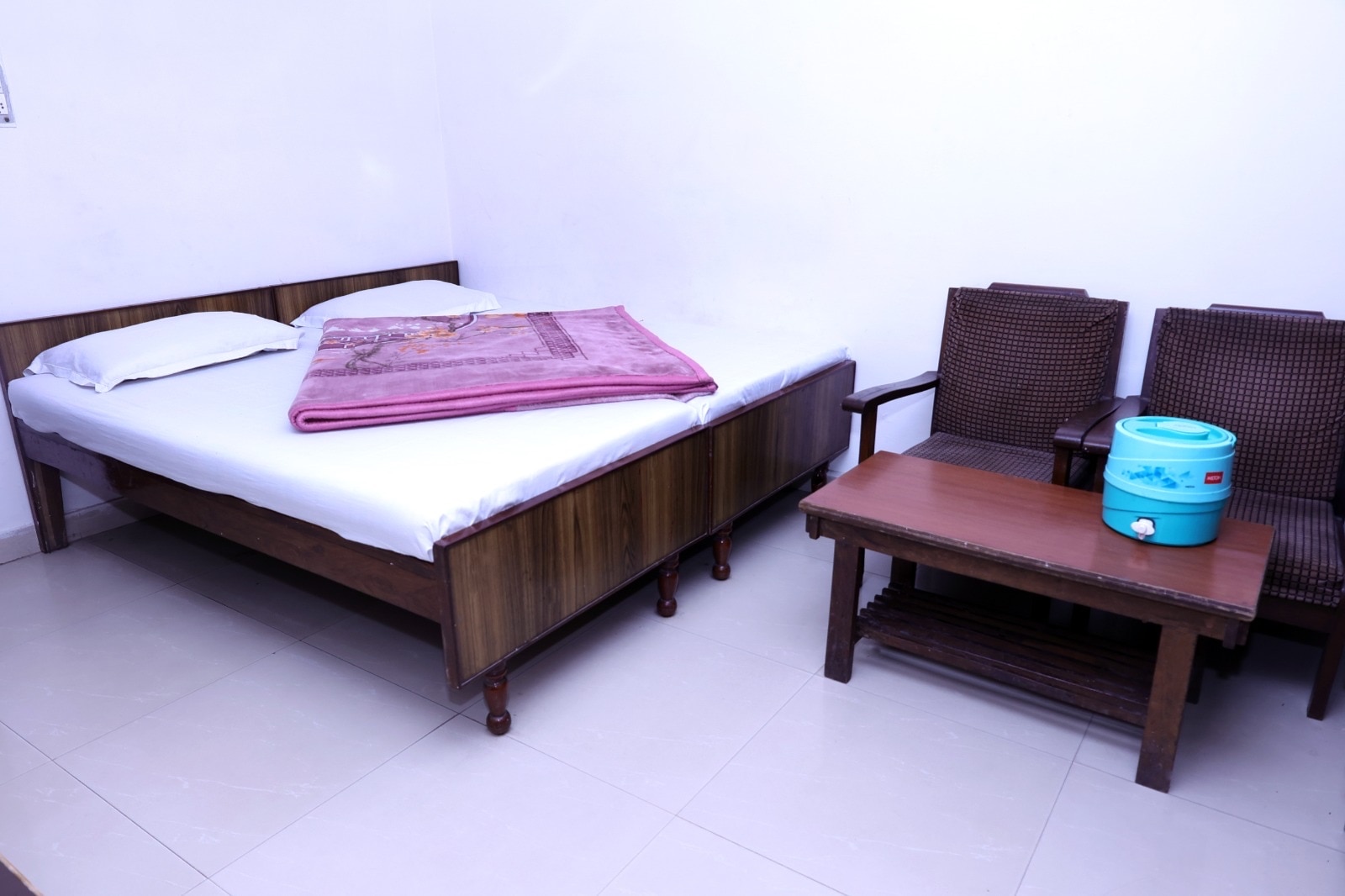 Bansal Guest House - 20 Steps Away from River Ganga - Tap to explore photos