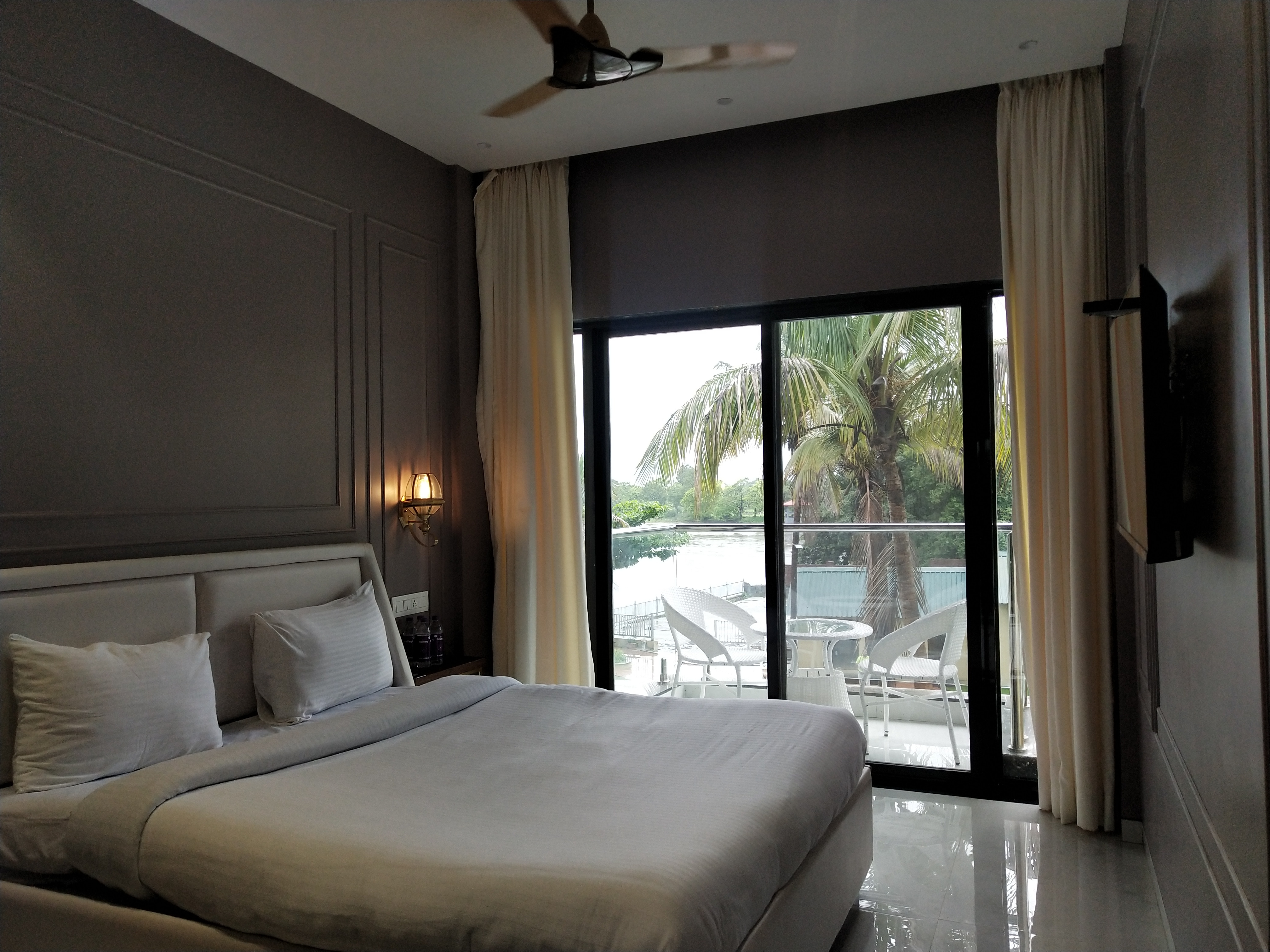 Paramount Riverfront Resort and Spa - Tap to explore photos