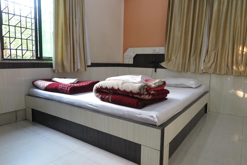Hotel Abhinav - Tap to explore photos