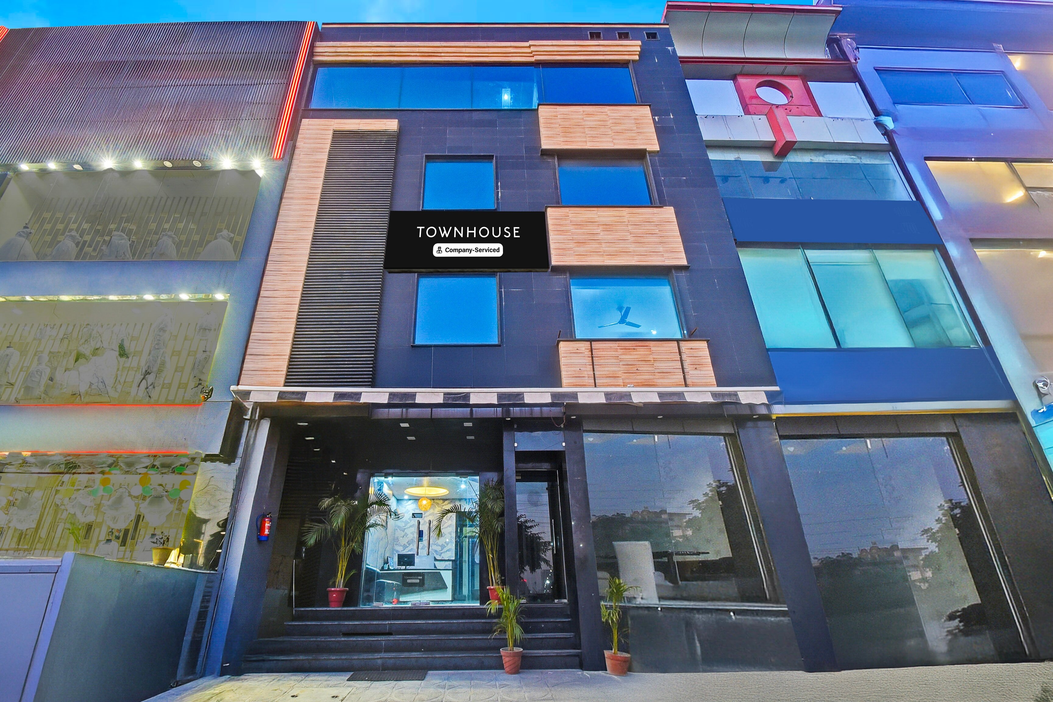 Super Townhouse Amrapali Circle Formerly Hotel Aqua - Tap to explore photos