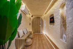 Earthy Inspired 1BHK near the sea, Mumbai