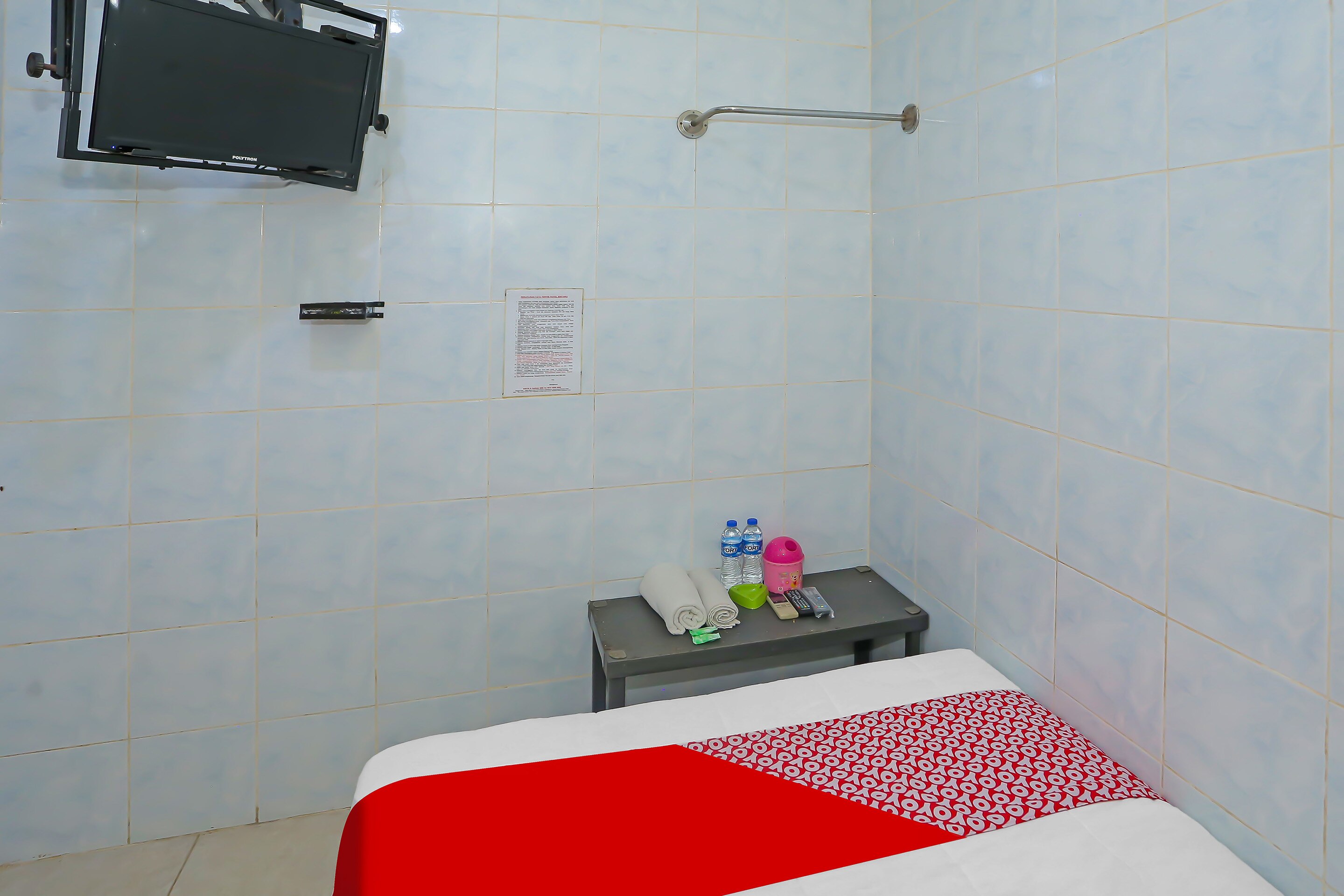 OYO 92677 Hotel Bintaro - Tap to explore photos
