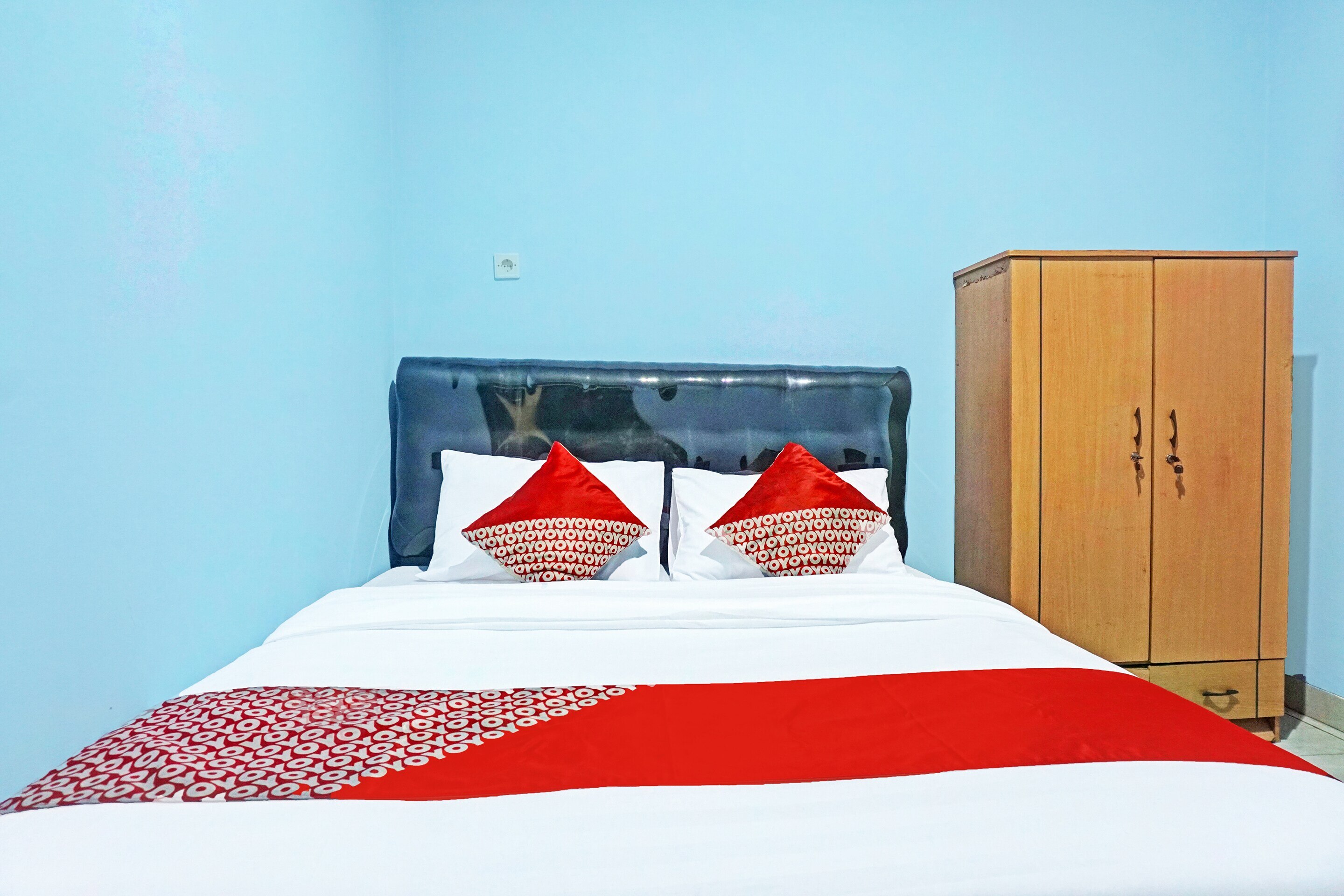 Super OYO 91535 J&b Rooms Tomang - Tap to explore photos