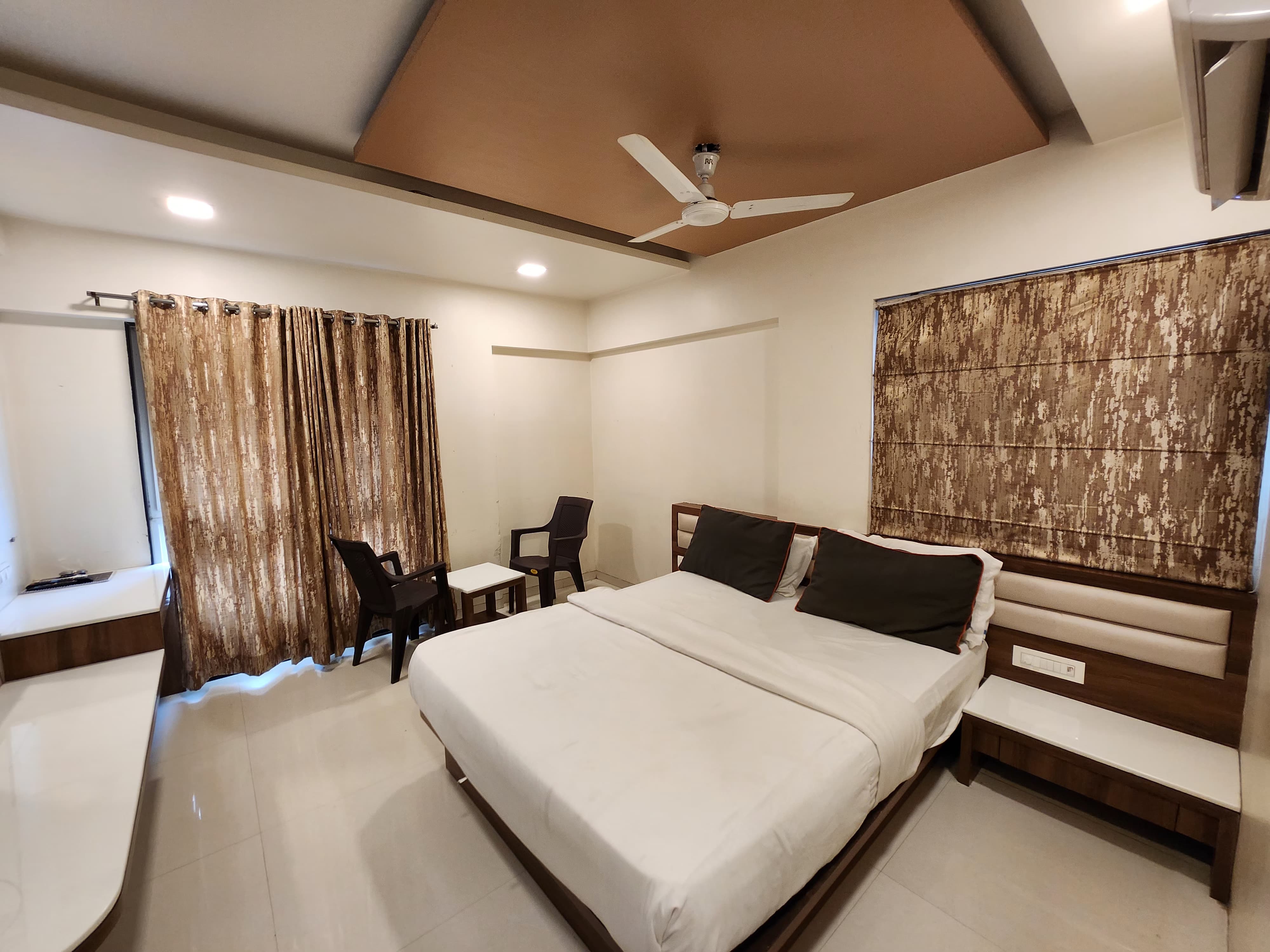 Deluxe AC Room - King size bed 1
