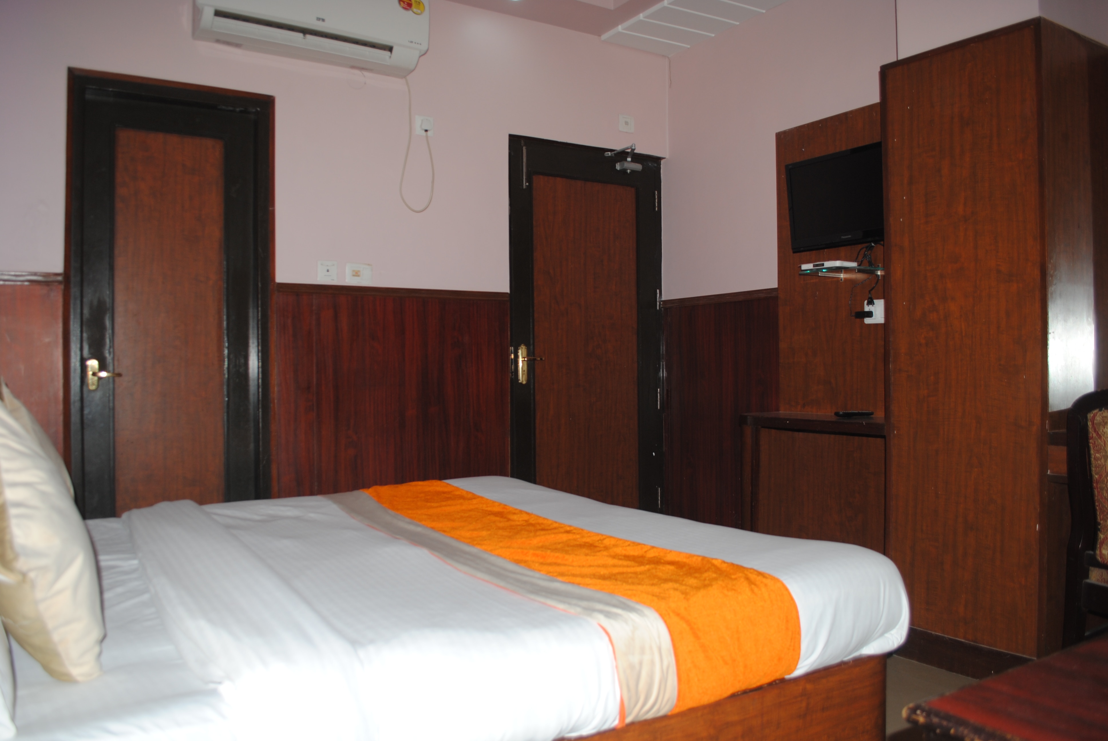 Hotel New Shradha - Tap to explore photos