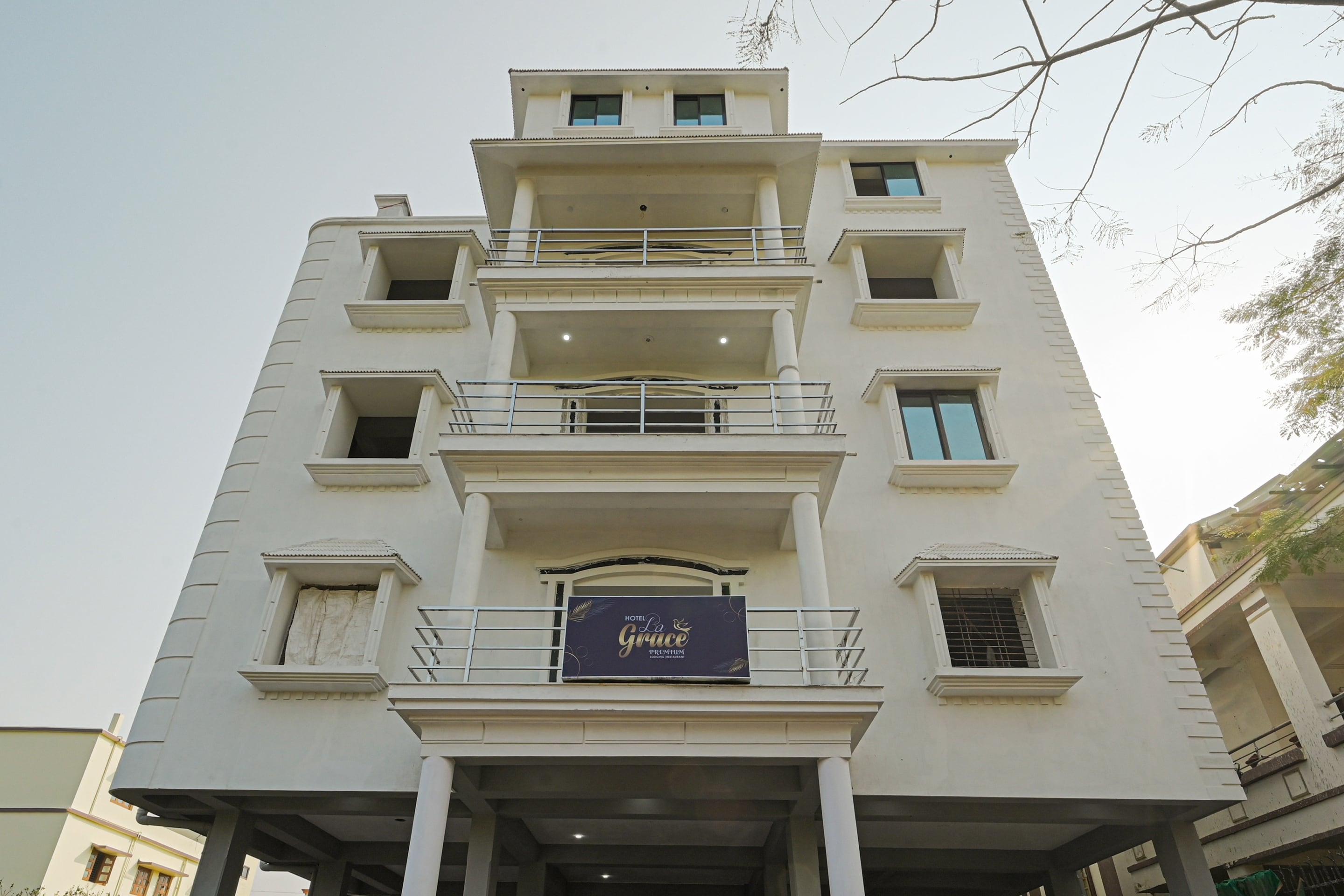 Hotel O Signature Premium - Tap to explore photos