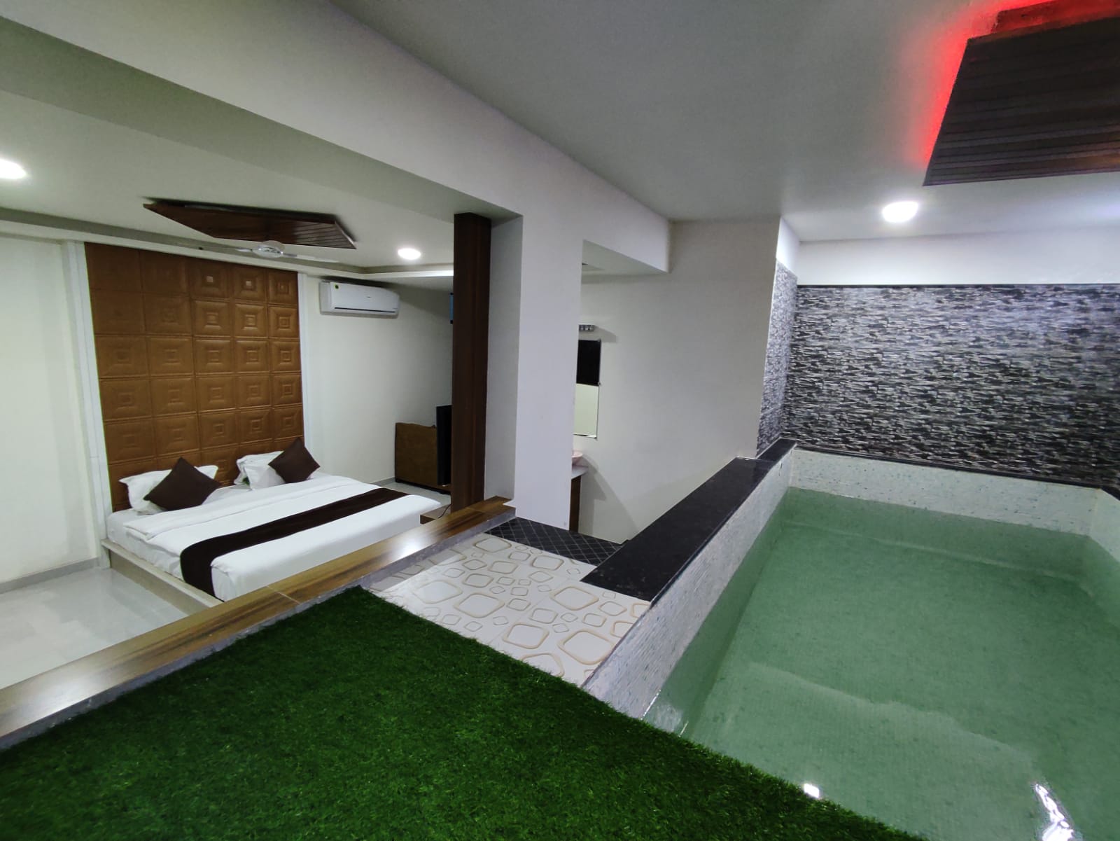 Maharaja Suite with Swimming Pool 1
