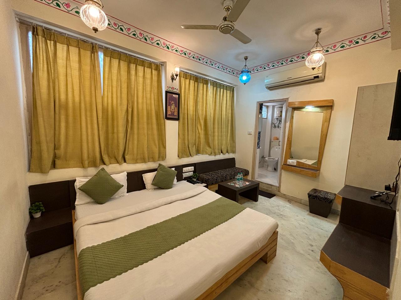 Hotel Suncity Cottage(10 mtr from Temple) - Tap to explore photos