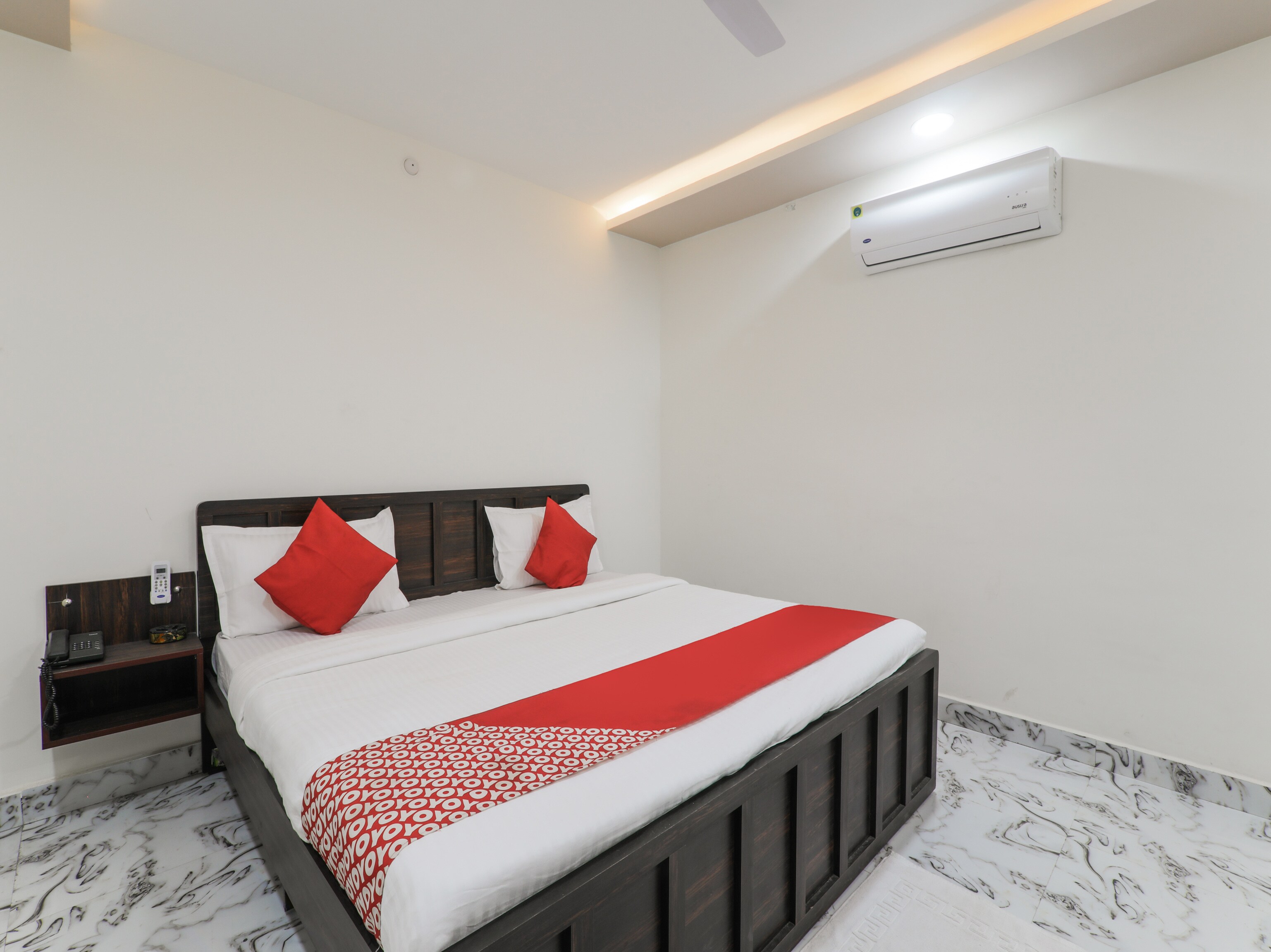 Super Hotel O Aastha Near Chaudhary Charan Singh International Airport - Tap to explore photos